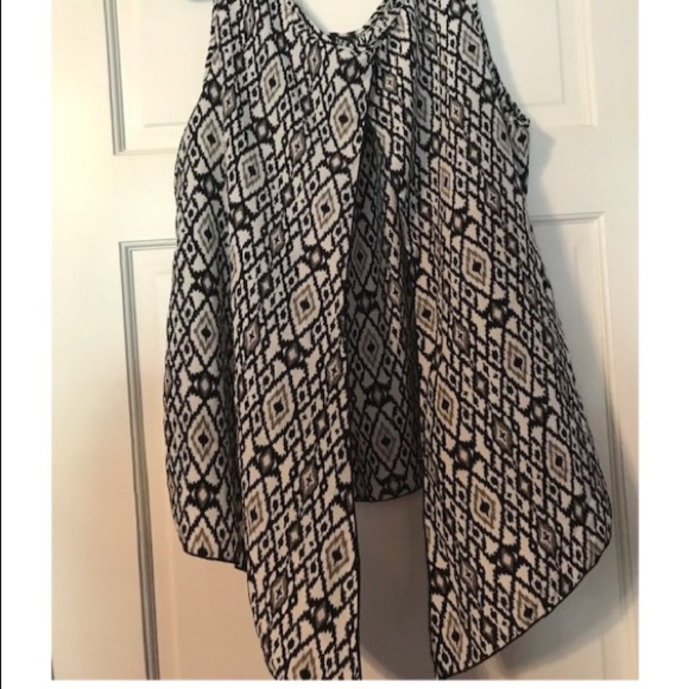 Sleeveless Split Back Top - Picture 2 of 2